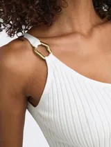 Top de punto acanalado color blanco, con escote en V y tirantes finos ajustables con hebillas metálicas doradas.