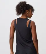 Musculosa deportiva Get Over en microfibra negra, de calce suelto, con escote redondo y perforaciones láser para ventilación.