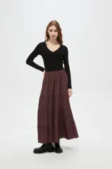 Falda larga de corte amplio con diseño de frunces horizontales y caída fluida.