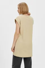 Remera negra de algodón, con cuello redondo, mangas cortas holgadas con vuelta y estampa floral grande en el pecho.