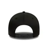 Gorra New Era modelo 9FORTY de los New York Yankees en color negro. Presenta el logotipo del equipo bordado en blanco en el frente, un parche conmemorativo de la World Series en el lateral derecho y el logo de New Era en el lateral izquierdo. Posee corona estructurada, visera curva y cierre ajustable en la parte posterior.