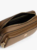 Cartera tipo bandolera Tommy Hilfiger con acabado granulado, cierre de cremallera, bolsillo frontal con cierre y monograma TH metálico en el frente. Incluye correa extraíble.