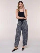 Pantalón estampado de caída fluida y calce relajado, con cintura alta elastizada y cordón ajustable con punteras metálicas, corte ancho tipo cropped.