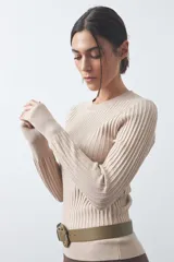 Sweater de tejido tipo rib, color negro, con cuello redondo y mangas largas. Presenta una textura acanalada y un ajuste al cuerpo.