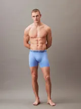 Pack de tres calzoncillos tipo boxer brief Calvin Klein, confeccionados en microfibra suave. Presentan cintura elástica con el logo de la marca y bolsa de apoyo contorneada.