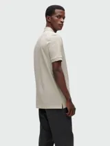 Polo de manga corta color verde menta, confeccionado en piqué de algodón, con cuello y tapeta de tres botones. Presenta un logo bordado tono sobre tono en el pecho.