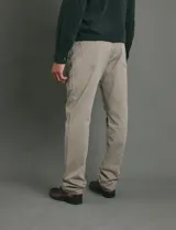 Pantalón de algodón sarga con elastano, diseño de cinco bolsillos con cierre de botón metálico y bolsillos traseros de parche.