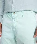 Bermuda de sarga color blanco, de corte recto y diseño básico con bolsillos laterales y traseros.