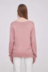 Sweater de punto color rosado, con cuello en V, manga larga y diseño holgado.