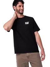 Remera de manga corta y cuello redondo, color negro, con logo de la marca estampado en el pecho y diseño gráfico en la espalda.