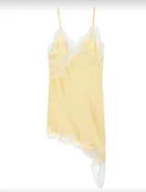 Vestido corto de satén color amarillo pastel con diseño asimétrico. Presenta detalles de encaje blanco en el escote, lateral y ruedo, con breteles finos ajustables.