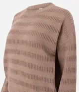 Blusa de punto ligero color beige, con diseño de rayas horizontales texturizadas, cuello redondo, mangas largas y terminaciones acanaladas en puños y ruedo.