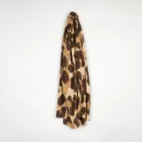 Pashmina de tejido ligero con estampado animal print en tonos marrones y beige, con bordes desflecados.
