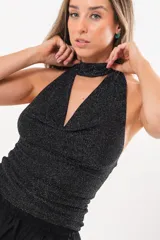 Top de lurex negro con cuello halter drapeado y acabado brillante.