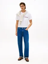 Remera blanca de manga corta para hombre, confeccionada en algodón regenerativo con tejido piqué. Cuenta con cuello redondo, corte regular fit y un bolsillo aplicado en el pecho adornado con la cinta distintiva de la marca.