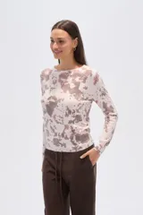 Sweater de punto con estampado tipo tie-dye o manchas, de corte holgado, cuello a la base y mangas largas.