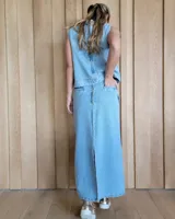 Conjunto de jean compuesto por un top sin mangas y una falda larga con bolsillos frontales.