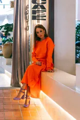 Zapatos de tacón color lila con glitter, punta redondeada y doble tira con hebilla en el tobillo.