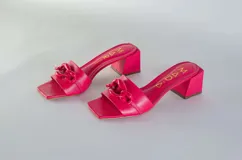 Sandalias tipo sueco color fucsia, con aplique de cadena plástica en la tira delantera y taco cuadrado.