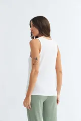 Musculosa negra de viscosa y elastano, con escote redondo y sisas amplias.