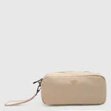 Cartuchera rectangular de diseño minimalista en color beige, con cierre superior y correa de mano lateral con logo grabado. Presenta el logo de la marca estampado en el frente.