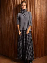 Poleron negro de tejido de punto con cuello alto doble y mangas 3/4 con puños acanalados.