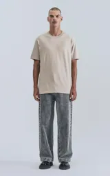 Remera de manga corta y cuello redondo, color beige claro, con calce regular y recorte en la espalda.
