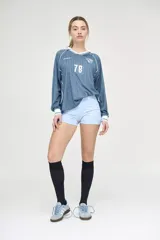 Camiseta de fútbol azul con rayas verticales blancas, número 78 estampado en el frente y cuello y puños blancos.