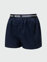 Boxer de pijama color azul marino, con cintura elástica negra que lleva el logo "BOSS" en blanco y dos líneas blancas a cada lado. Presenta una bragueta frontal con un botón visible.