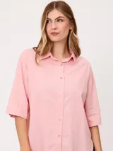 Camisa de manga corta celeste, confeccionada en mezcla de algodón y lino, con cuello camisero y cierre frontal de botones.