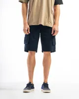 Bermuda cargo color azul marino, de corte recto y largo hasta la rodilla, con bolsillos laterales tipo cargo y bolsillos traseros con solapa.