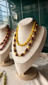 Collar combinado de cuentas de cerámica y cristal checo en tonos amarillo, marrón y rojo.