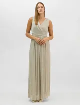 Vestido largo de gasa con hilo metalizado lurex, color beige, con escote en V cruzado y drapeado, cintura alta con aplicaciones de strass y falda larga plisada con movimiento.