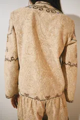 Chaqueta de hilatura de algodón en color beige, de cuello redondo y manga larga, con aplicaciones de bordados a contraste.
