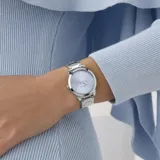 Reloj analógico Guess con caja y malla de acero inoxidable plateado. Presenta una esfera de 34 mm en color azul con acabado sunray, índices de barras y números arábigos en las posiciones 3, 6, 9 y 12.