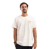 Remera blanca de manga corta con logo estampado en el pecho.