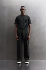 Pantalón jogger relaxed fit Zara Athleticz de tejido técnico compacto elástico con mezcla de algodón. Presenta cintura elástica ajustable con cordón, bolsillos laterales en la cadera, bolsillo trasero con cierre de cremallera, bajo ajustable con elástico y detalle de logo estampado en la pernera.