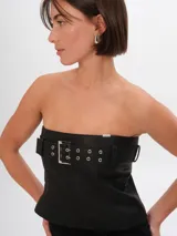 Top strapless de cuero marrón con hebilla plateada y ojales.