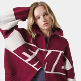 Cardigan de punto color bordó con cierre frontal completo y cuello alto, con una franja blanca horizontal en el pecho y las mangas que incluye el logotipo estampado en grande.