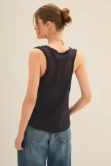 Musculosa negra con escote en V y detalles de encaje en los laterales.
