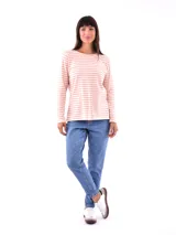 Remera blanca de manga larga con cuello redondo y detalle de botones dorados en los hombros.