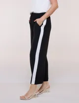 Pantalón pull on de calce fluido y relajado, color azul marino, de cintura alta elastizada con cordón ajustable, bolsillos diagonales y pierna de corte ancho.