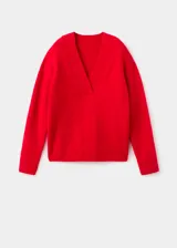 Jersey de punto grueso color rojo, con cuello en V profundo y mangas largas de corte recto.