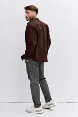 Pantalon cargo de corte recto en color gris oscuro, con bolsillos laterales tipo cargo con solapa y cierre frontal con botón y cremallera.
