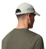 Gorro con visera Columbia modelo Tech Shade II Hat, de color verde, con paneles de malla en los laterales y logo bordado en el frente.