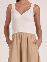 Vestido largo combinado de la marca Elan, con torso en tejido de punto acanalado blanco de escote en V y breteles anchos, y falda midi fluida en color beige con volante fruncido en el ruedo.