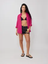 Top de bikini Rusty modelo Melina, color negro, con diseño triangular y tirantes finos ajustables.