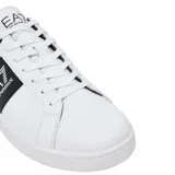 Championes EA7 Emporio Armani de estilo clásico en color blanco, con una franja lateral negra que presenta el logo de la marca en blanco. Incluye detalle en negro en el talón y suela de goma blanca con el logo grabado.