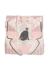 Pijama largo de satín con estampado de rayas verticales en tonos rosados y blancos, compuesto por una camisa de manga larga con botones y ribetes negros, y un pantalón largo a juego.