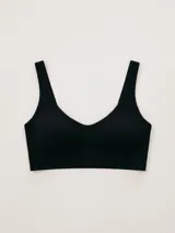 Top negro con tirantes anchos y escote en V.